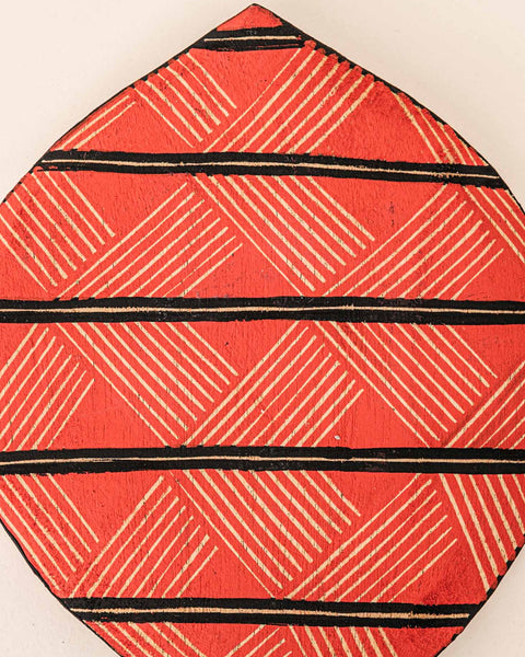 Os Remos indígenas são feitos de madeira que vem da floresta em pé, e são esculpidos e pintados à mão pelos povos indígenas do Brasil. Ganhe 10% de desconto na sua primeira compra!