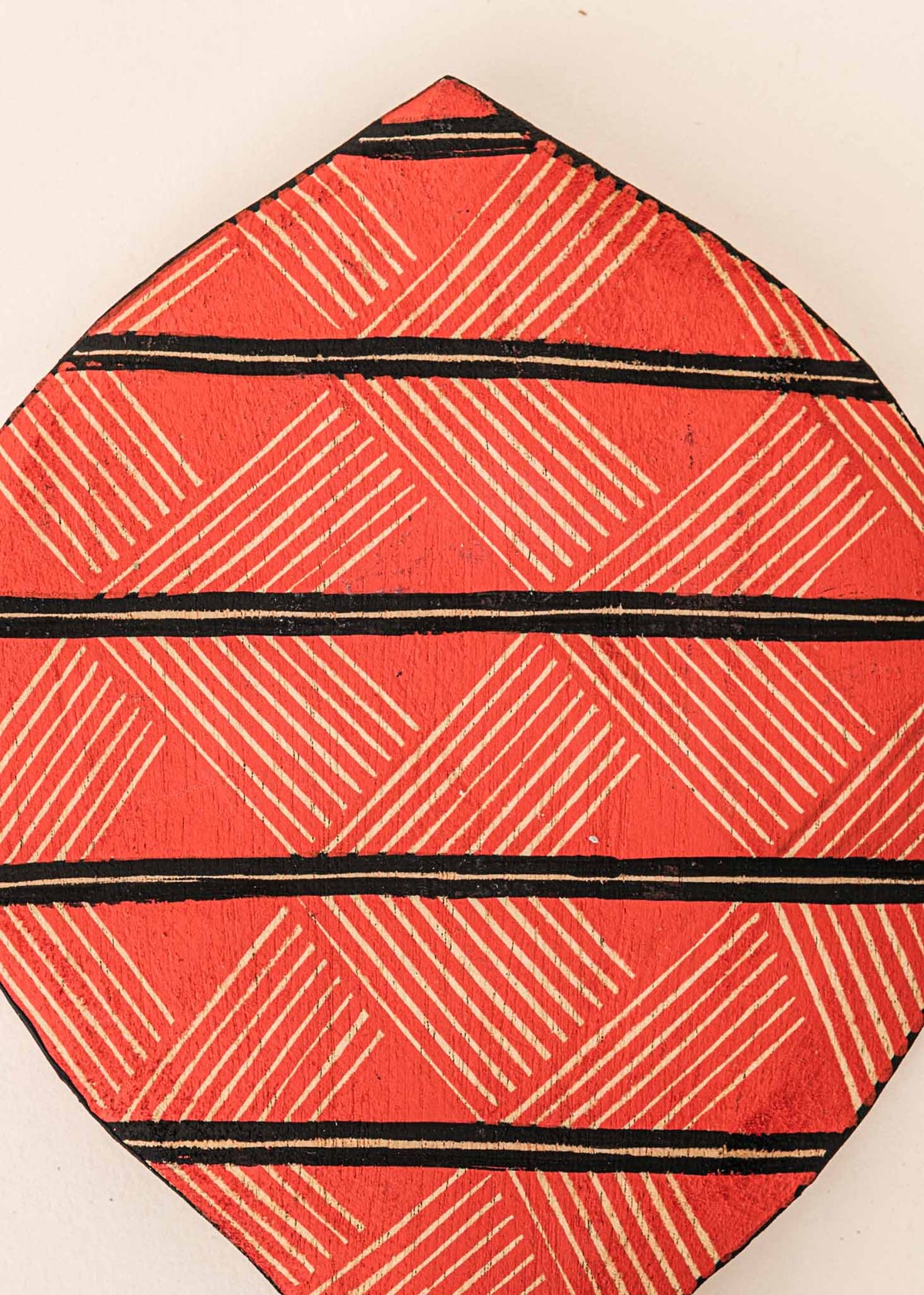 Os Remos indígenas são feitos de madeira que vem da floresta em pé, e são esculpidos e pintados à mão pelos povos indígenas do Brasil. Ganhe 10% de desconto na sua primeira compra!