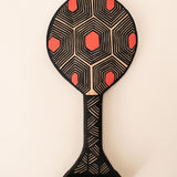 Os Remos indígenas são feitos de madeira que vem da floresta em pé, e são esculpidos e pintados à mão pelos povos indígenas do Brasil. Ganhe 10% de desconto na sua primeira compra!