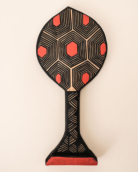 Os Remos indígenas são feitos de madeira que vem da floresta em pé, e são esculpidos e pintados à mão pelos povos indígenas do Brasil. Ganhe 10% de desconto na sua primeira compra!