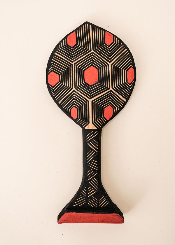 Os Remos indígenas são feitos de madeira que vem da floresta em pé, e são esculpidos e pintados à mão pelos povos indígenas do Brasil. Ganhe 10% de desconto na sua primeira compra!