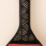 Os Remos indígenas são feitos de madeira que vem da floresta em pé, e são esculpidos e pintados à mão pelos povos indígenas do Brasil. Ganhe 10% de desconto na sua primeira compra!