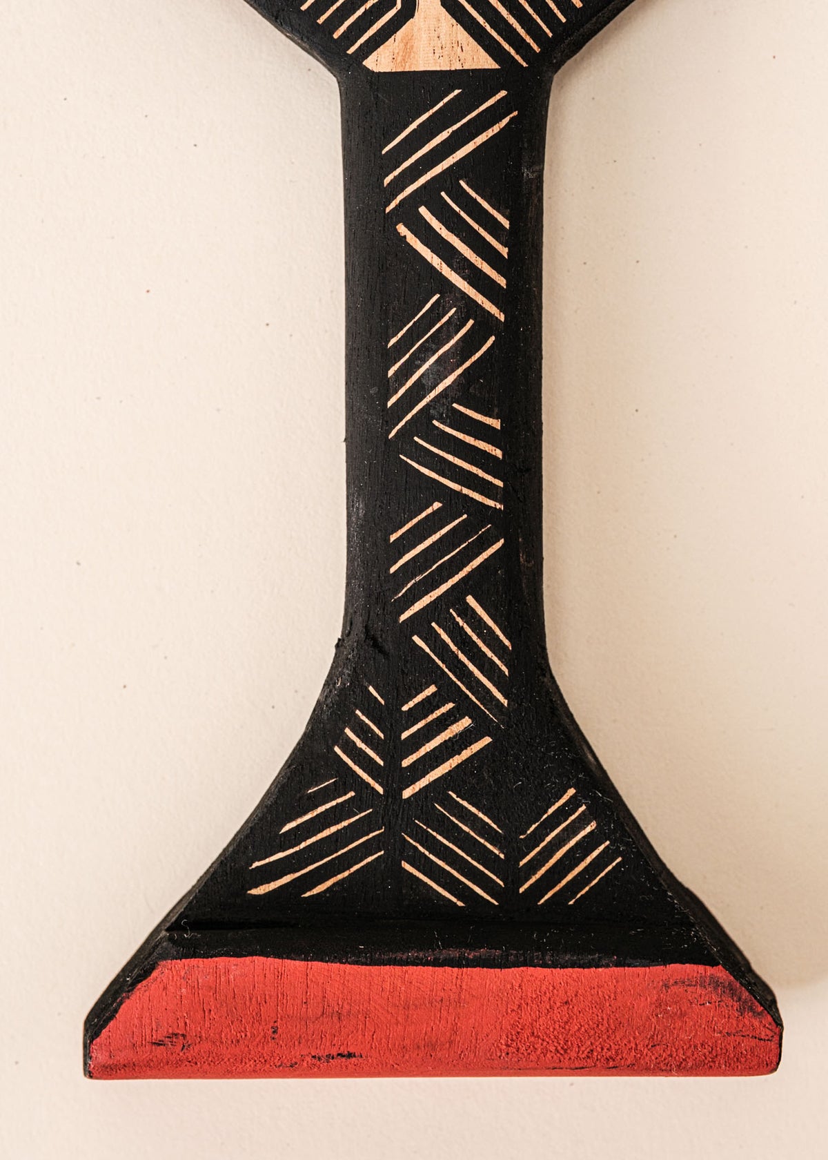 Os Remos indígenas são feitos de madeira que vem da floresta em pé, e são esculpidos e pintados à mão pelos povos indígenas do Brasil. Ganhe 10% de desconto na sua primeira compra!