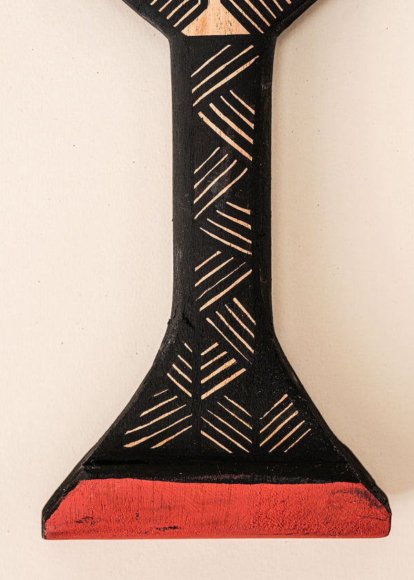 Os Remos indígenas são feitos de madeira que vem da floresta em pé, e são esculpidos e pintados à mão pelos povos indígenas do Brasil. Ganhe 10% de desconto na sua primeira compra!