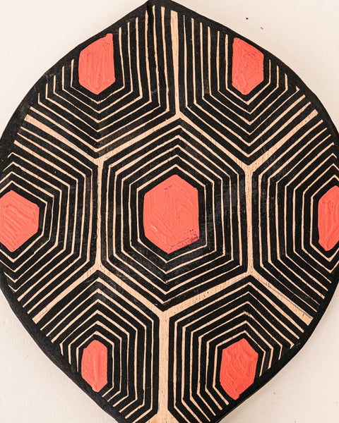 Os Remos indígenas são feitos de madeira que vem da floresta em pé, e são esculpidos e pintados à mão pelos povos indígenas do Brasil. Ganhe 10% de desconto na sua primeira compra!