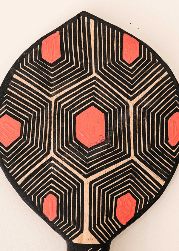 Os Remos indígenas são feitos de madeira que vem da floresta em pé, e são esculpidos e pintados à mão pelos povos indígenas do Brasil. Ganhe 10% de desconto na sua primeira compra!