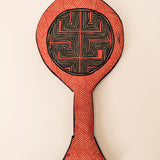 Os Remos indígenas são feitos de madeira que vem da floresta em pé, e são esculpidos e pintados à mão pelos povos indígenas do Brasil. Ganhe 10% de desconto na sua primeira compra!