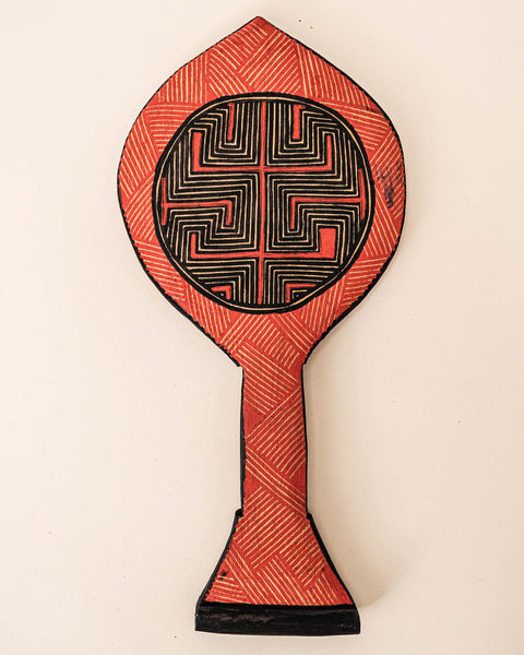 Os Remos indígenas são feitos de madeira que vem da floresta em pé, e são esculpidos e pintados à mão pelos povos indígenas do Brasil. Ganhe 10% de desconto na sua primeira compra!