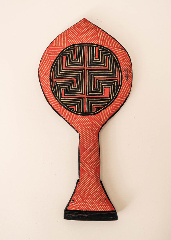 Os Remos indígenas são feitos de madeira que vem da floresta em pé, e são esculpidos e pintados à mão pelos povos indígenas do Brasil. Ganhe 10% de desconto na sua primeira compra!