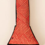 Os Remos indígenas são feitos de madeira que vem da floresta em pé, e são esculpidos e pintados à mão pelos povos indígenas do Brasil. Ganhe 10% de desconto na sua primeira compra!