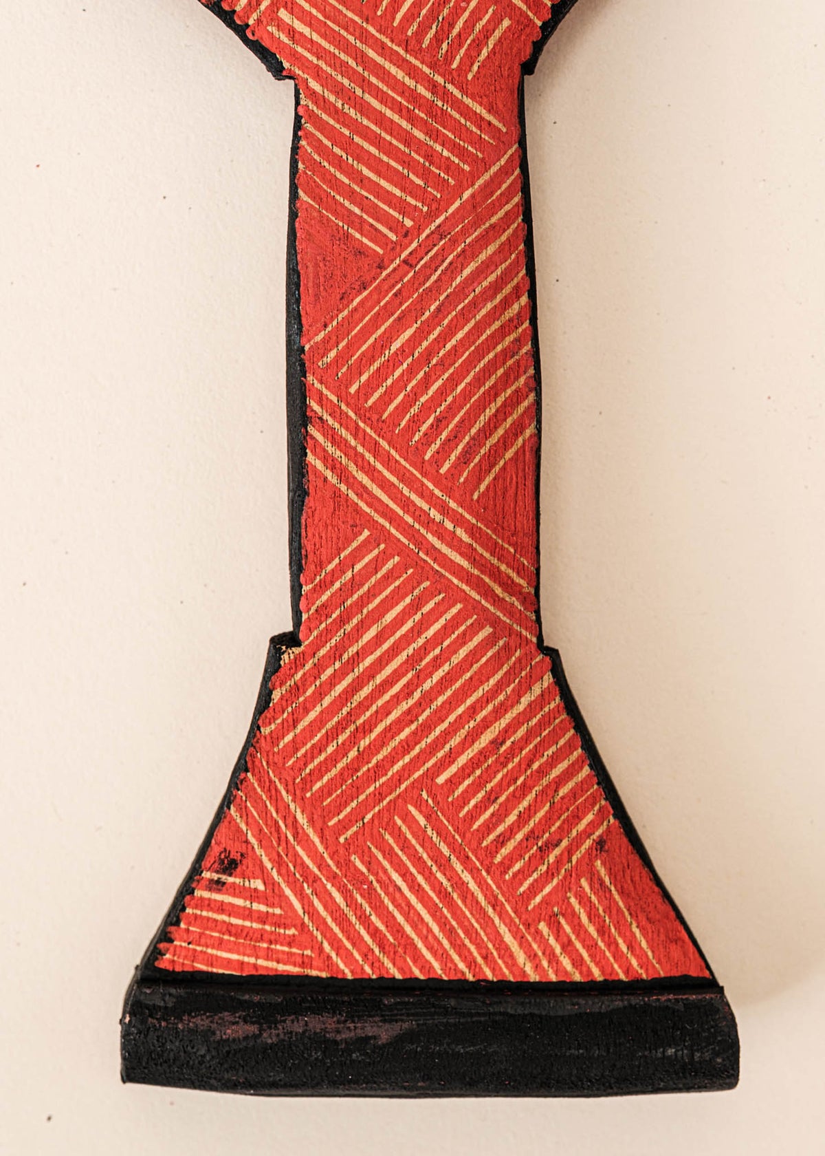 Os Remos indígenas são feitos de madeira que vem da floresta em pé, e são esculpidos e pintados à mão pelos povos indígenas do Brasil. Ganhe 10% de desconto na sua primeira compra!