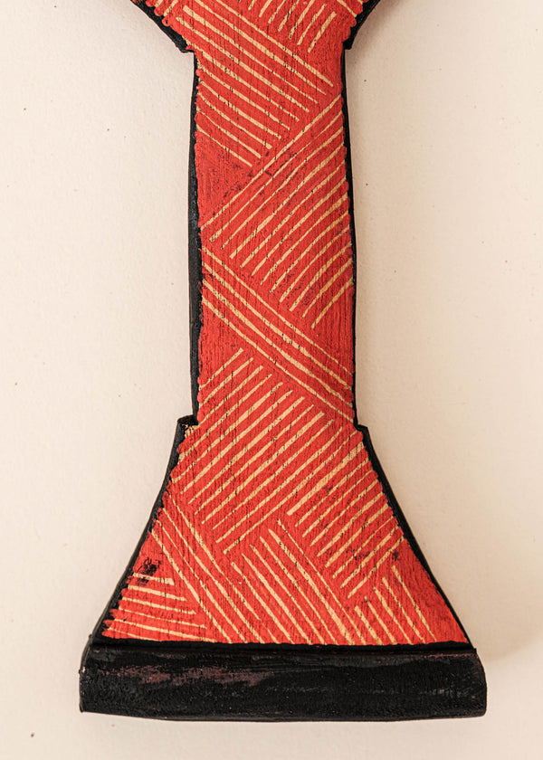 Os Remos indígenas são feitos de madeira que vem da floresta em pé, e são esculpidos e pintados à mão pelos povos indígenas do Brasil. Ganhe 10% de desconto na sua primeira compra!