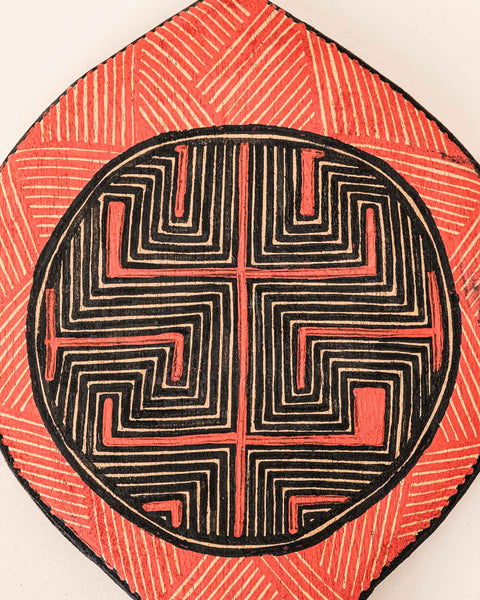 Os Remos indígenas são feitos de madeira que vem da floresta em pé, e são esculpidos e pintados à mão pelos povos indígenas do Brasil. Ganhe 10% de desconto na sua primeira compra!