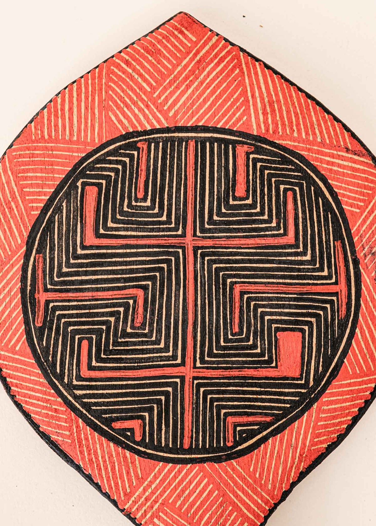 Os Remos indígenas são feitos de madeira que vem da floresta em pé, e são esculpidos e pintados à mão pelos povos indígenas do Brasil. Ganhe 10% de desconto na sua primeira compra!