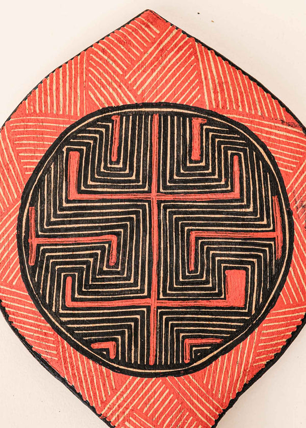 Os Remos indígenas são feitos de madeira que vem da floresta em pé, e são esculpidos e pintados à mão pelos povos indígenas do Brasil. Ganhe 10% de desconto na sua primeira compra!