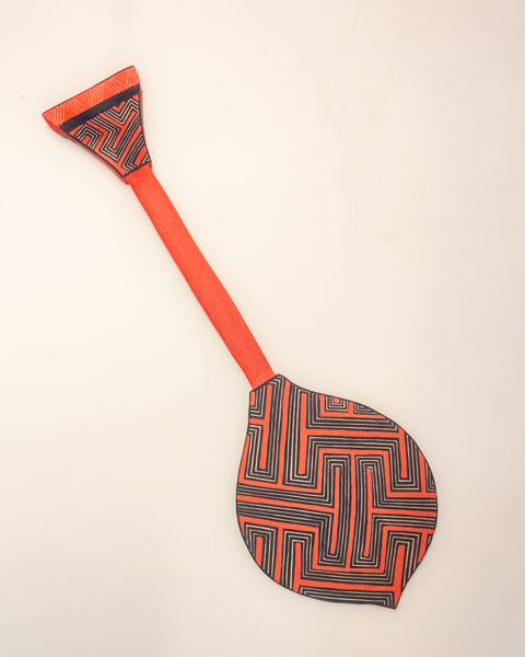 Os Remos indígenas são feitos de madeira que vem da floresta em pé, e são esculpidos e pintados à mão pelos povos indígenas do Brasil. Ganhe 10% de desconto na sua primeira compra!