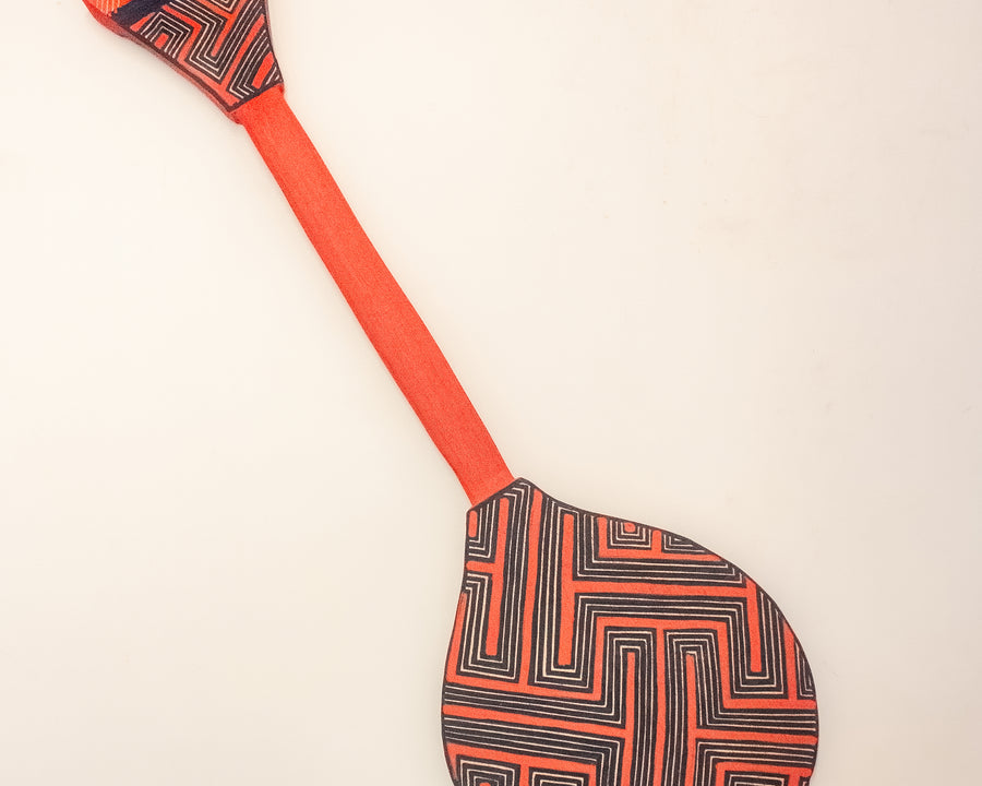 Os Remos indígenas são feitos de madeira que vem da floresta em pé, e são esculpidos e pintados à mão pelos povos indígenas do Brasil. Ganhe 10% de desconto na sua primeira compra!