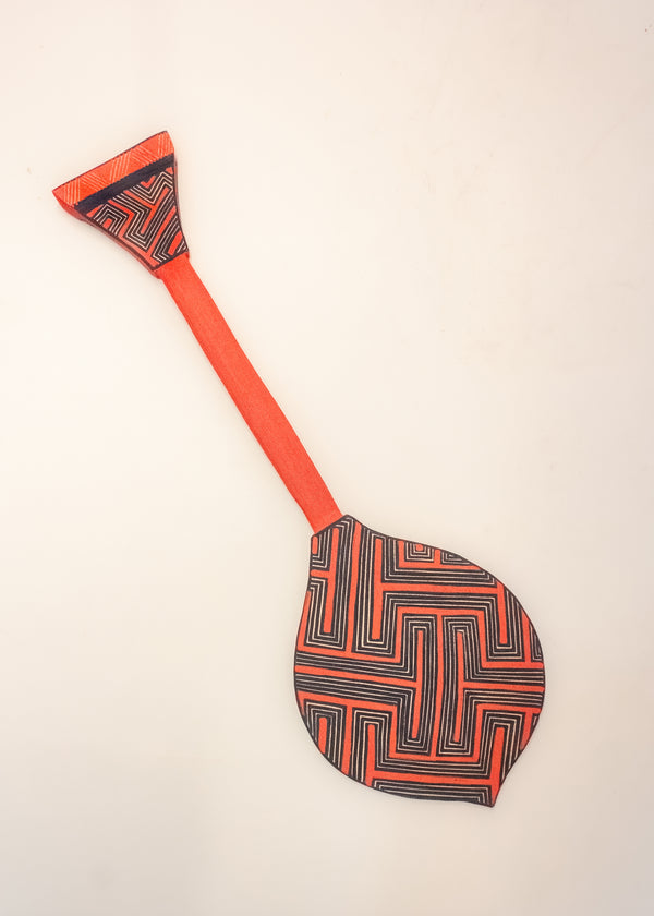 Os Remos indígenas são feitos de madeira que vem da floresta em pé, e são esculpidos e pintados à mão pelos povos indígenas do Brasil. Ganhe 10% de desconto na sua primeira compra!