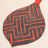 Os Remos indígenas são feitos de madeira que vem da floresta em pé, e são esculpidos e pintados à mão pelos povos indígenas do Brasil. Ganhe 10% de desconto na sua primeira compra!