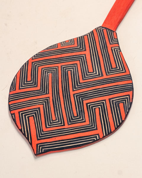 Os Remos indígenas são feitos de madeira que vem da floresta em pé, e são esculpidos e pintados à mão pelos povos indígenas do Brasil. Ganhe 10% de desconto na sua primeira compra!