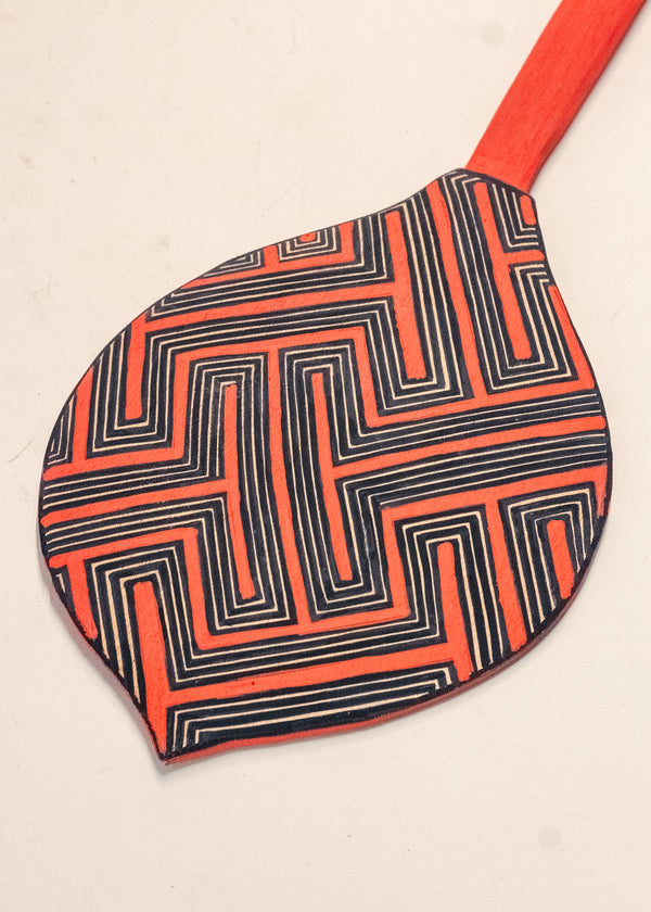 Os Remos indígenas são feitos de madeira que vem da floresta em pé, e são esculpidos e pintados à mão pelos povos indígenas do Brasil. Ganhe 10% de desconto na sua primeira compra!