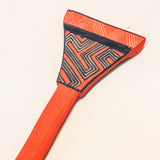 Os Remos indígenas são feitos de madeira que vem da floresta em pé, e são esculpidos e pintados à mão pelos povos indígenas do Brasil. Ganhe 10% de desconto na sua primeira compra!