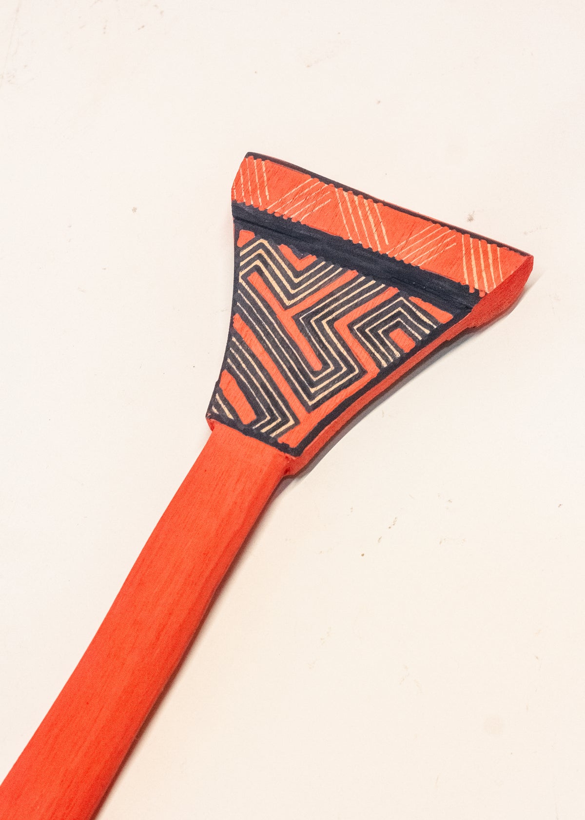 Os Remos indígenas são feitos de madeira que vem da floresta em pé, e são esculpidos e pintados à mão pelos povos indígenas do Brasil. Ganhe 10% de desconto na sua primeira compra!