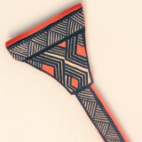 Os Remos indígenas são feitos de madeira que vem da floresta em pé, e são esculpidos e pintados à mão pelos povos indígenas do Brasil. Ganhe 10% de desconto na sua primeira compra!