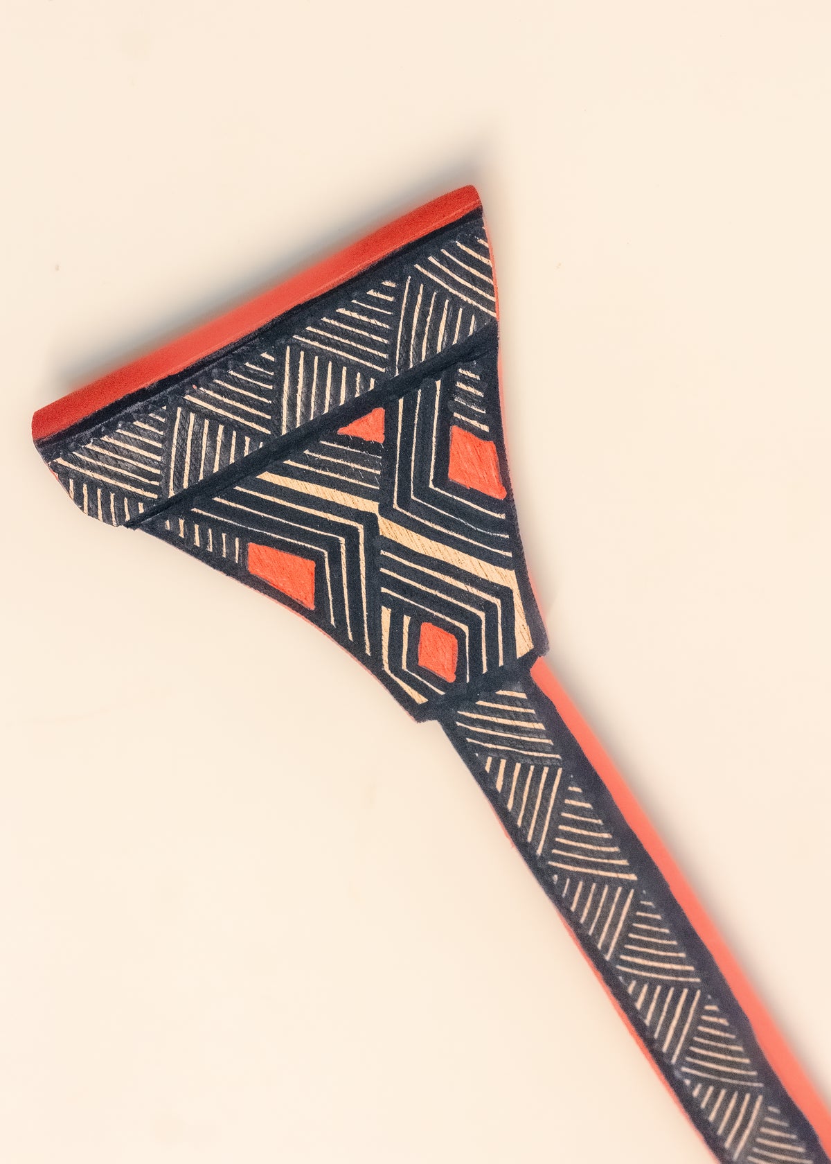 Os Remos indígenas são feitos de madeira que vem da floresta em pé, e são esculpidos e pintados à mão pelos povos indígenas do Brasil. Ganhe 10% de desconto na sua primeira compra!