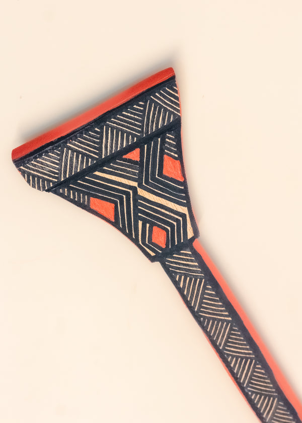 Os Remos indígenas são feitos de madeira que vem da floresta em pé, e são esculpidos e pintados à mão pelos povos indígenas do Brasil. Ganhe 10% de desconto na sua primeira compra!