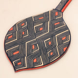 Os Remos indígenas são feitos de madeira que vem da floresta em pé, e são esculpidos e pintados à mão pelos povos indígenas do Brasil. Ganhe 10% de desconto na sua primeira compra!