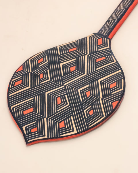 Os Remos indígenas são feitos de madeira que vem da floresta em pé, e são esculpidos e pintados à mão pelos povos indígenas do Brasil. Ganhe 10% de desconto na sua primeira compra!