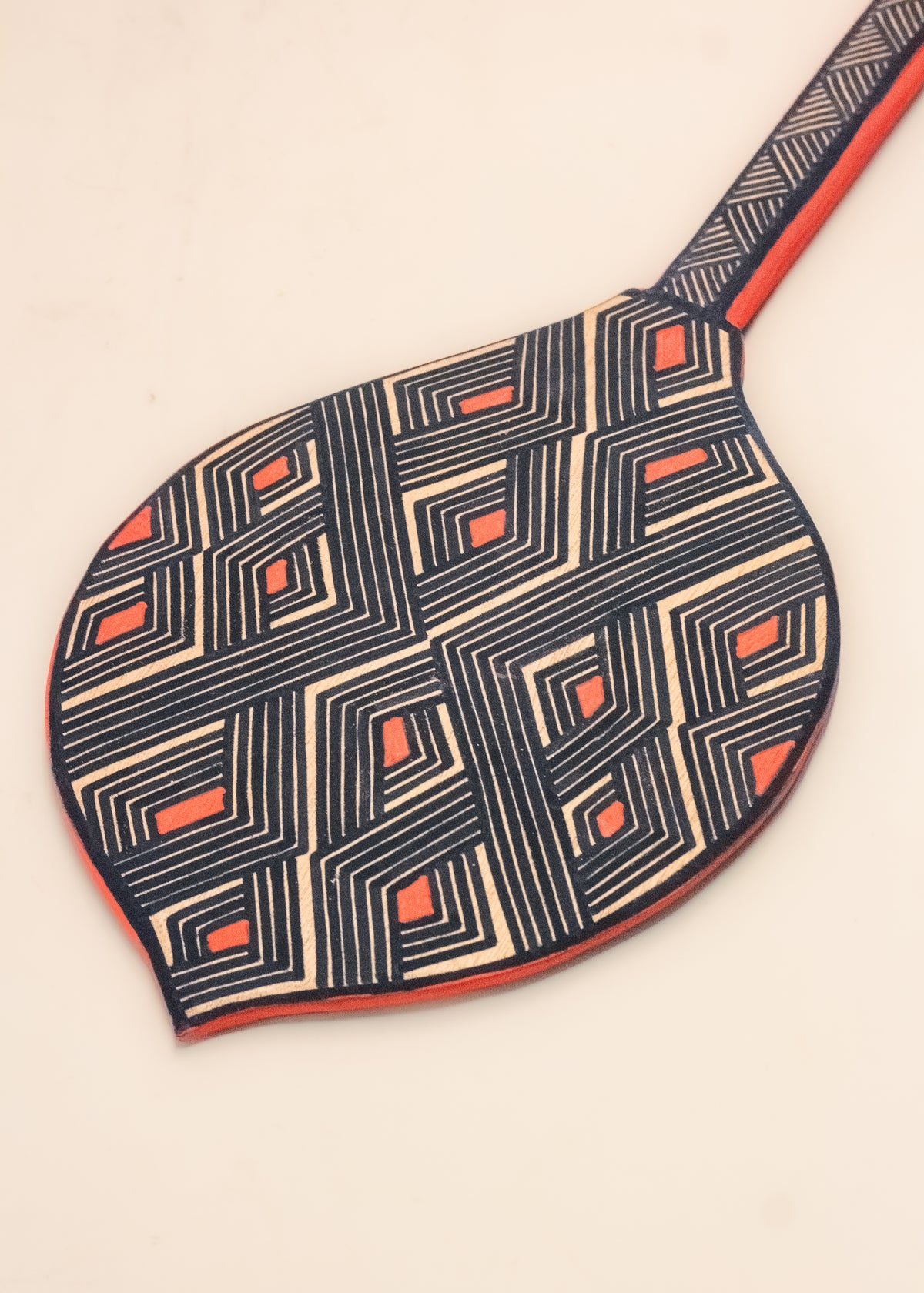 Os Remos indígenas são feitos de madeira que vem da floresta em pé, e são esculpidos e pintados à mão pelos povos indígenas do Brasil. Ganhe 10% de desconto na sua primeira compra!