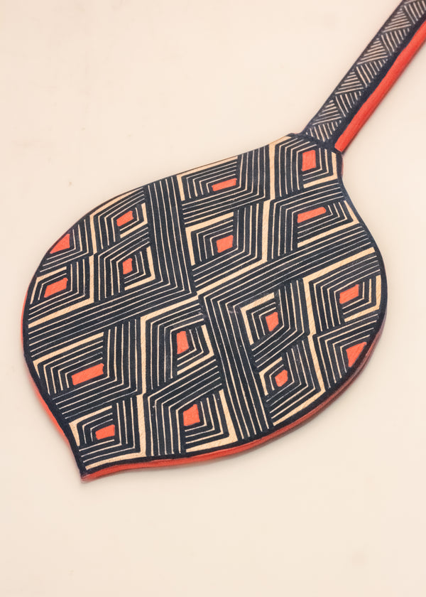 Os Remos indígenas são feitos de madeira que vem da floresta em pé, e são esculpidos e pintados à mão pelos povos indígenas do Brasil. Ganhe 10% de desconto na sua primeira compra!