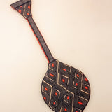 Os Remos indígenas são feitos de madeira que vem da floresta em pé, e são esculpidos e pintados à mão pelos povos indígenas do Brasil. Ganhe 10% de desconto na sua primeira compra!