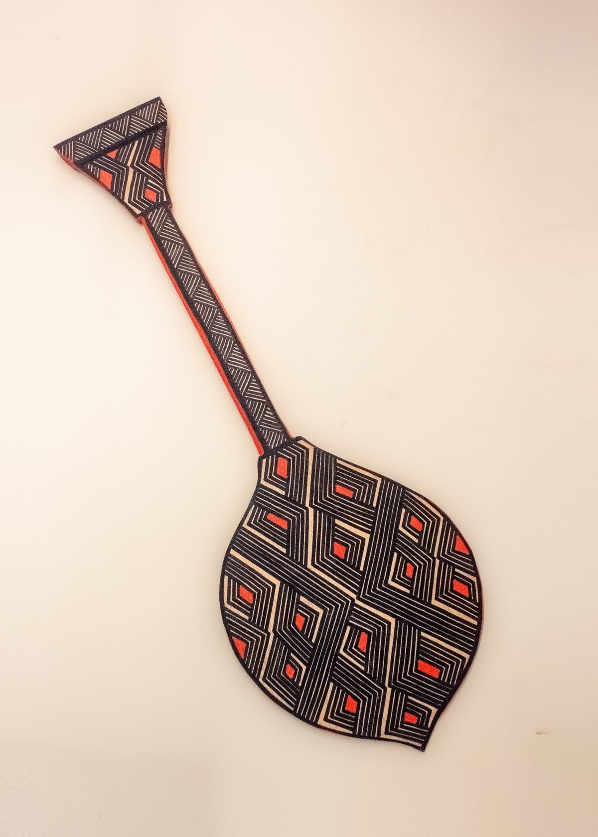 Os Remos indígenas são feitos de madeira que vem da floresta em pé, e são esculpidos e pintados à mão pelos povos indígenas do Brasil. Ganhe 10% de desconto na sua primeira compra!