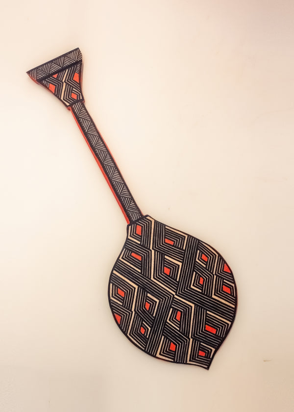 Os Remos indígenas são feitos de madeira que vem da floresta em pé, e são esculpidos e pintados à mão pelos povos indígenas do Brasil. Ganhe 10% de desconto na sua primeira compra!