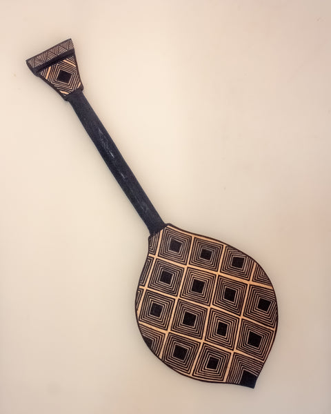 Os Remos indígenas são feitos de madeira que vem da floresta em pé, e são esculpidos e pintados à mão pelos povos indígenas do Brasil. Ganhe 10% de desconto na sua primeira compra!