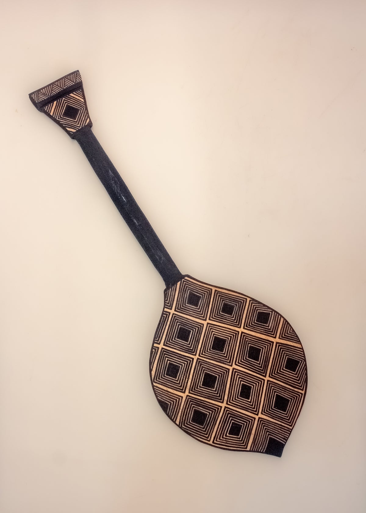 Os Remos indígenas são feitos de madeira que vem da floresta em pé, e são esculpidos e pintados à mão pelos povos indígenas do Brasil. Ganhe 10% de desconto na sua primeira compra!