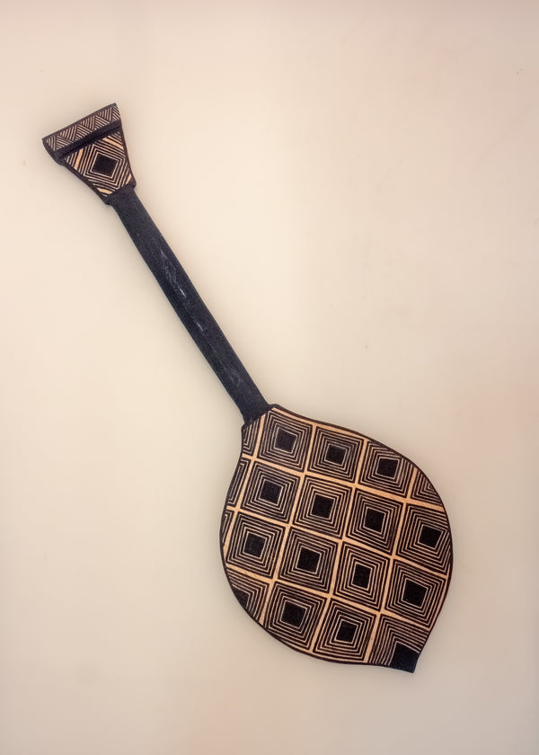 Os Remos indígenas são feitos de madeira que vem da floresta em pé, e são esculpidos e pintados à mão pelos povos indígenas do Brasil. Ganhe 10% de desconto na sua primeira compra!