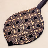 Os Remos indígenas são feitos de madeira que vem da floresta em pé, e são esculpidos e pintados à mão pelos povos indígenas do Brasil. Ganhe 10% de desconto na sua primeira compra!