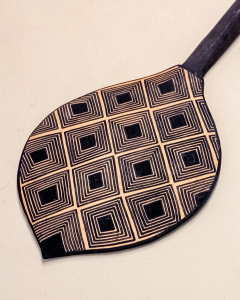 Os Remos indígenas são feitos de madeira que vem da floresta em pé, e são esculpidos e pintados à mão pelos povos indígenas do Brasil. Ganhe 10% de desconto na sua primeira compra!