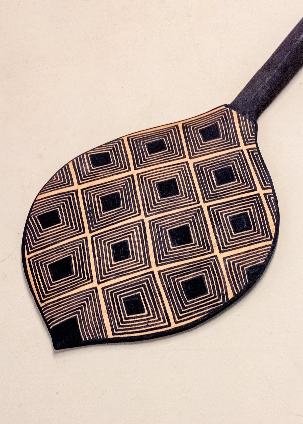 Os Remos indígenas são feitos de madeira que vem da floresta em pé, e são esculpidos e pintados à mão pelos povos indígenas do Brasil. Ganhe 10% de desconto na sua primeira compra!