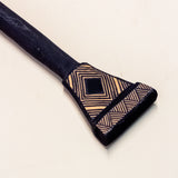 Os Remos indígenas são feitos de madeira que vem da floresta em pé, e são esculpidos e pintados à mão pelos povos indígenas do Brasil. Ganhe 10% de desconto na sua primeira compra!