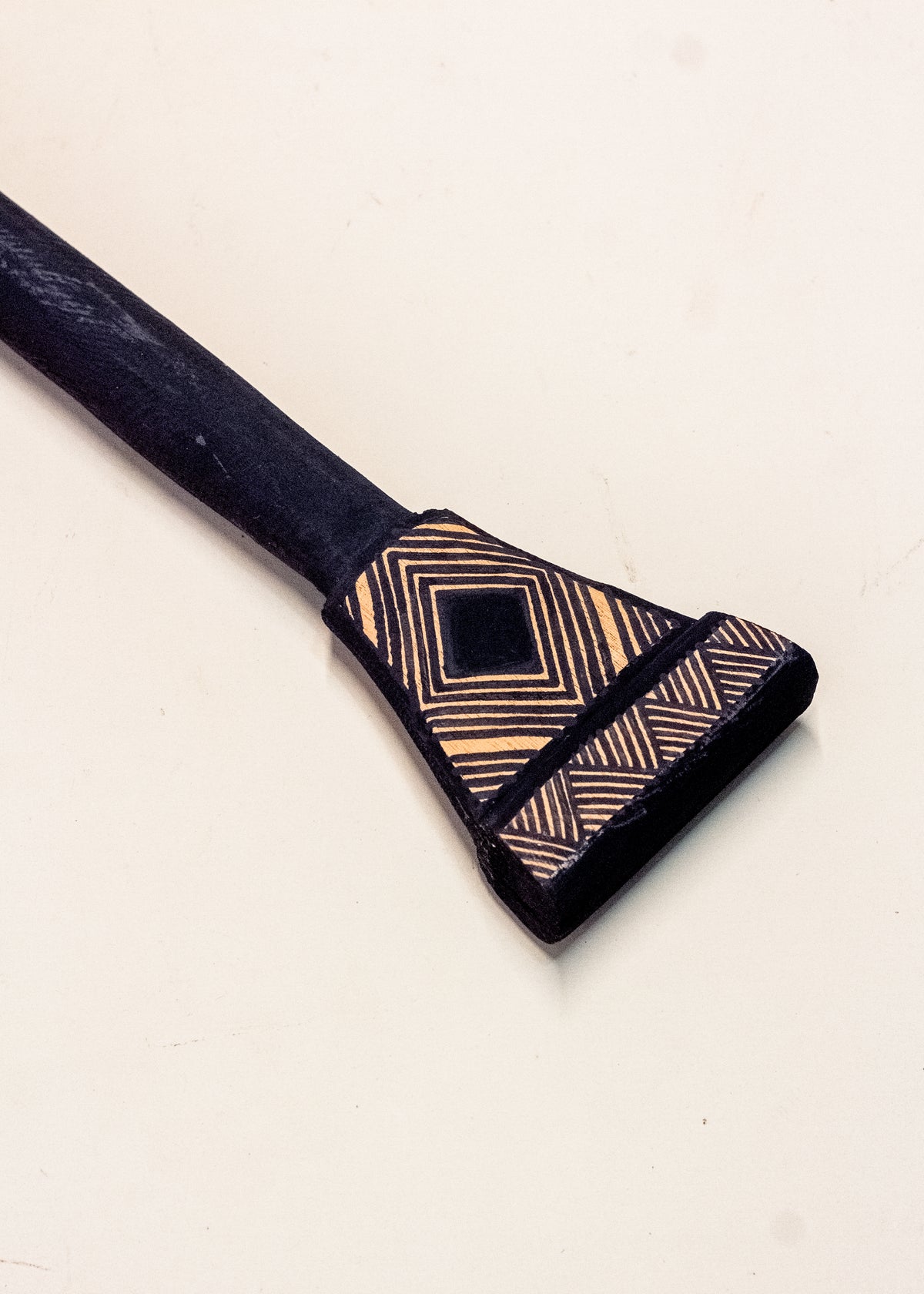 Os Remos indígenas são feitos de madeira que vem da floresta em pé, e são esculpidos e pintados à mão pelos povos indígenas do Brasil. Ganhe 10% de desconto na sua primeira compra!