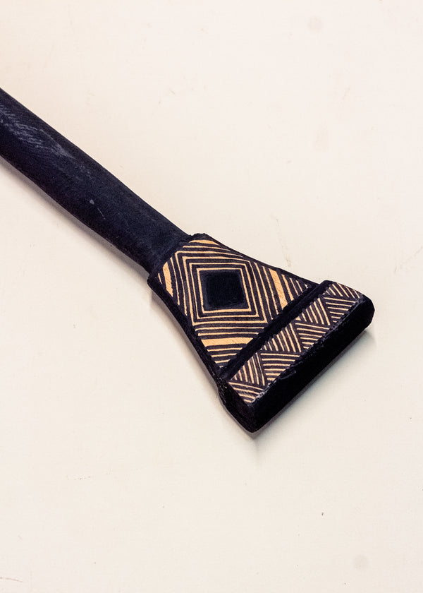 Os Remos indígenas são feitos de madeira que vem da floresta em pé, e são esculpidos e pintados à mão pelos povos indígenas do Brasil. Ganhe 10% de desconto na sua primeira compra!