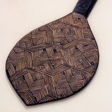 Os Remos indígenas são feitos de madeira que vem da floresta em pé, e são esculpidos e pintados à mão pelos povos indígenas do Brasil. Ganhe 10% de desconto na sua primeira compra!