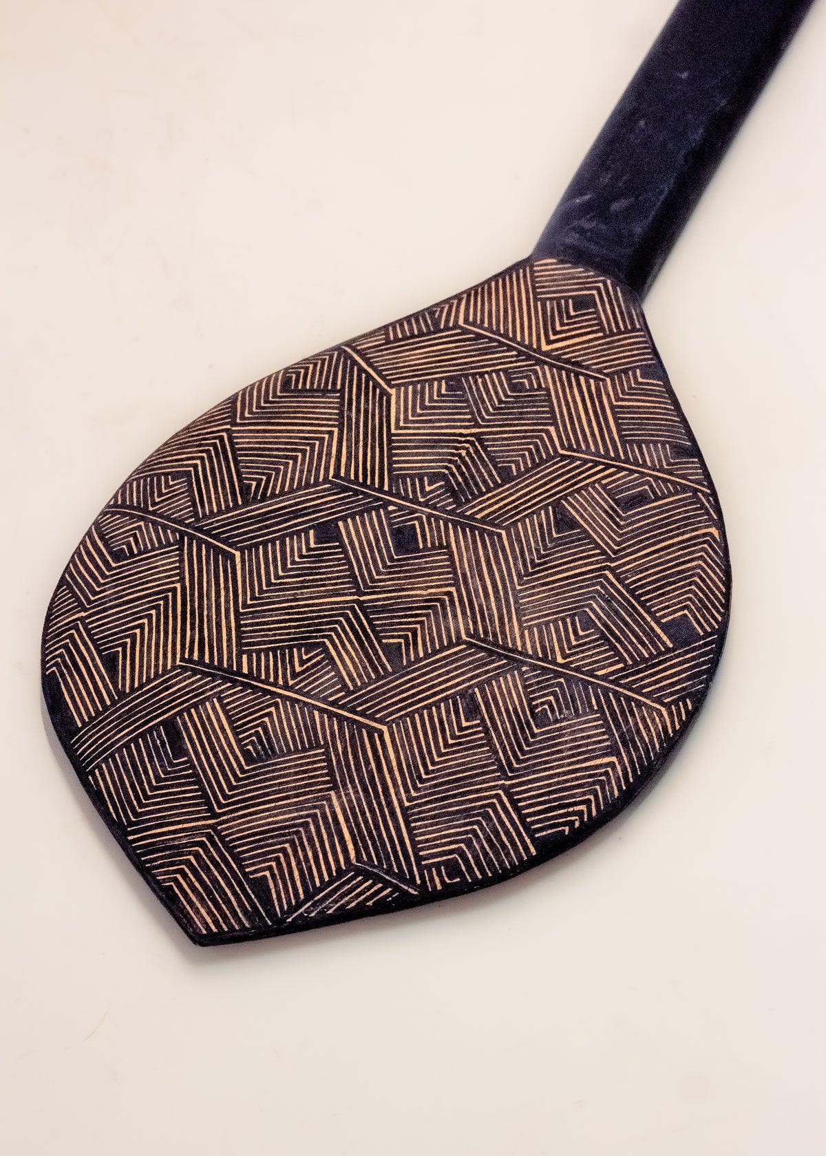 Os Remos indígenas são feitos de madeira que vem da floresta em pé, e são esculpidos e pintados à mão pelos povos indígenas do Brasil. Ganhe 10% de desconto na sua primeira compra!