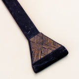 Os Remos indígenas são feitos de madeira que vem da floresta em pé, e são esculpidos e pintados à mão pelos povos indígenas do Brasil. Ganhe 10% de desconto na sua primeira compra!