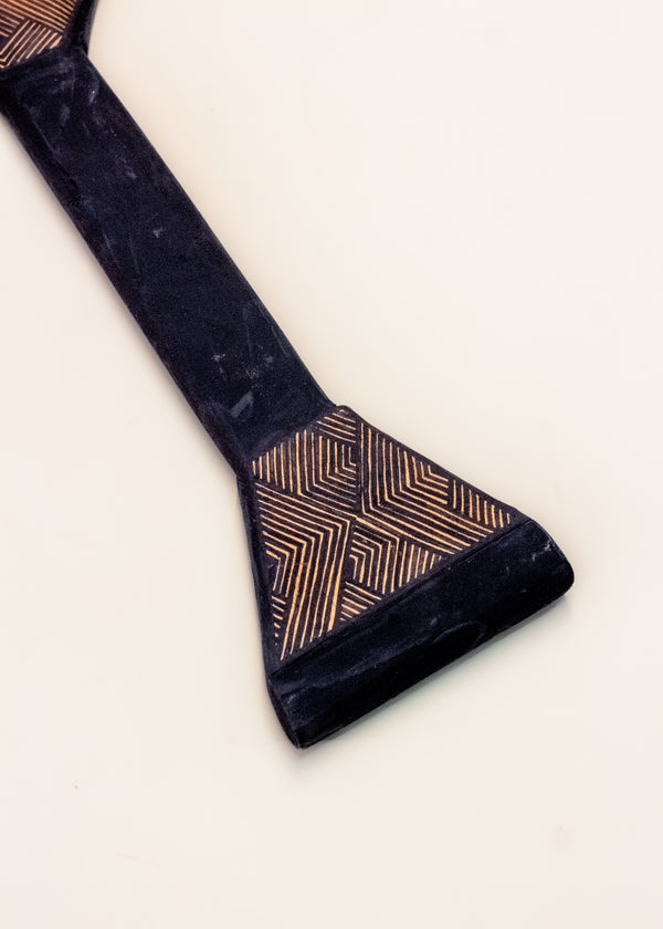 Os Remos indígenas são feitos de madeira que vem da floresta em pé, e são esculpidos e pintados à mão pelos povos indígenas do Brasil. Ganhe 10% de desconto na sua primeira compra!